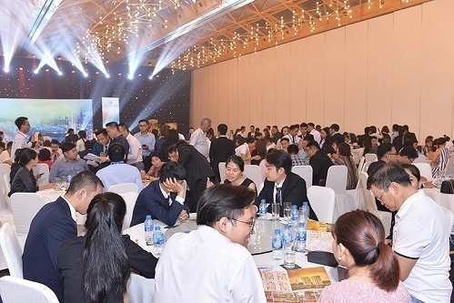 loi the Căn hộ Paris Hoàng Kim Khách hàng quan tâm tìm hiểu dự án tại sự kiện giới thiệu hôm ...